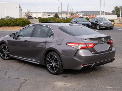 Used 2020 Toyota Camry SE image 3