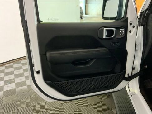 Used 2022 Jeep Gladiator Overland AWD/4WD image 15