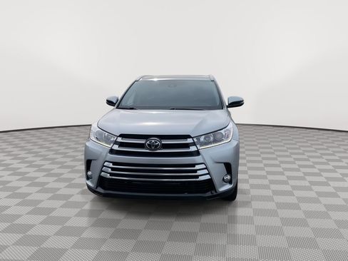 Used 2017 Toyota Highlander SE image 2