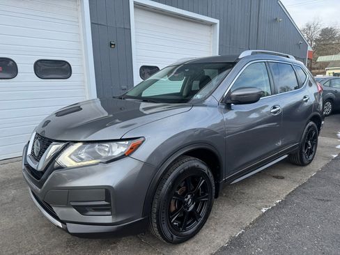 Used 2019 Nissan Rogue SV image 1