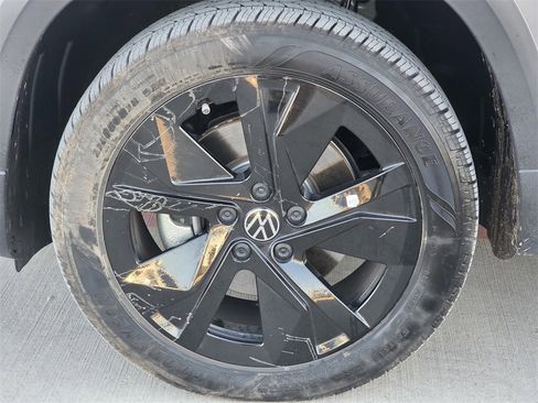 Used 2025 Volkswagen Taos SE image 8