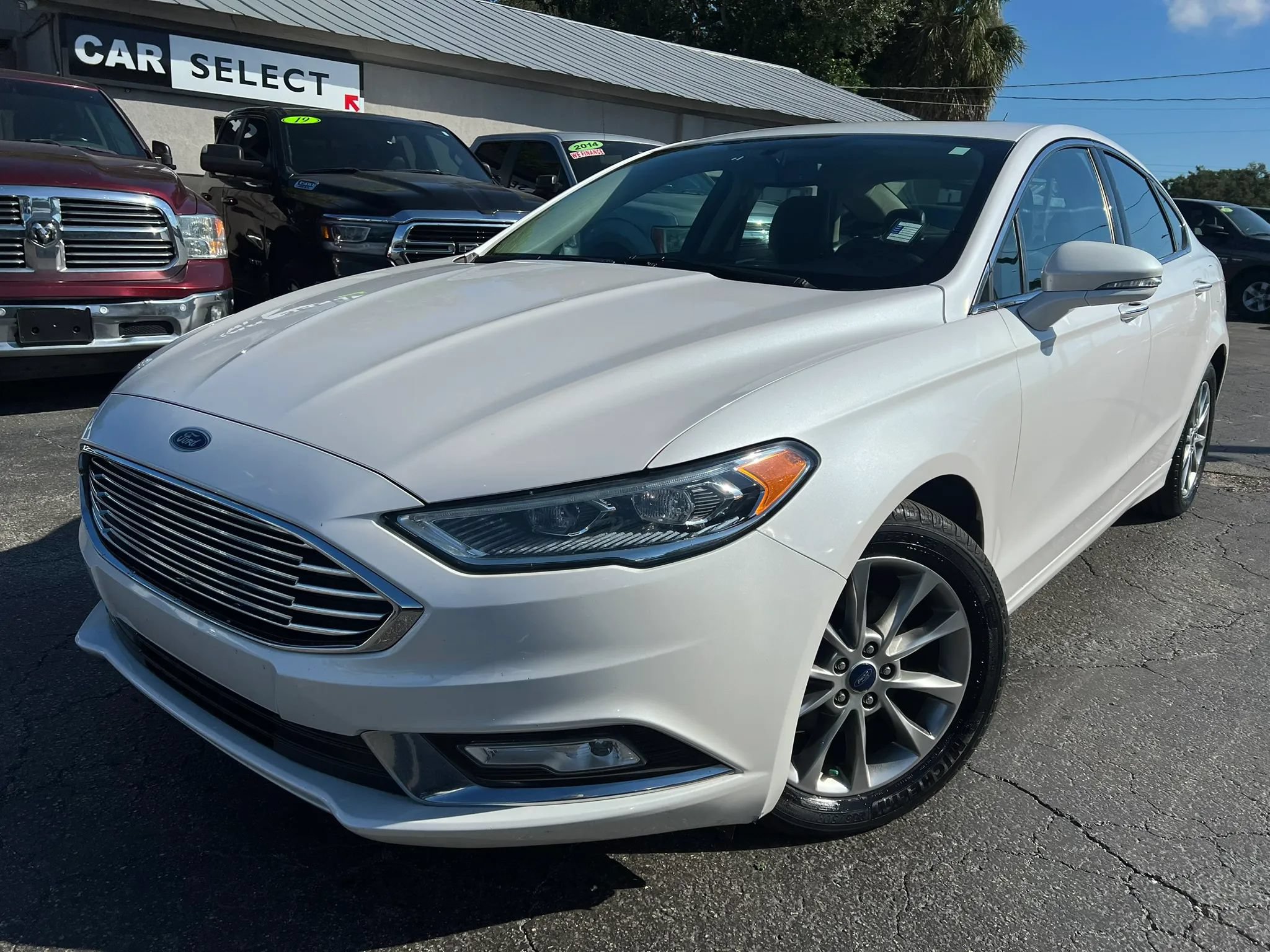 Used 2017 Ford Fusion SE w/ Fusion SE Technology Package FWD image 1