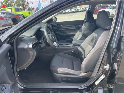 Used 2025 Nissan Altima 2.5 SV FWD image 11