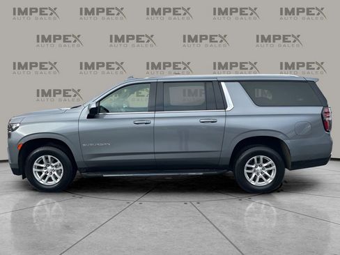 Used 2022 Chevrolet Suburban LT image 2
