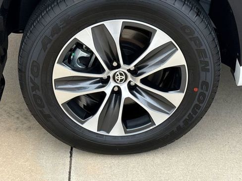 Used 2026 Toyota Highlander XLE image 9