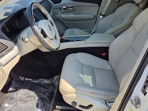 Used 2022 Volvo XC90 T5 Momentum w/ Climate Package FWD image 10