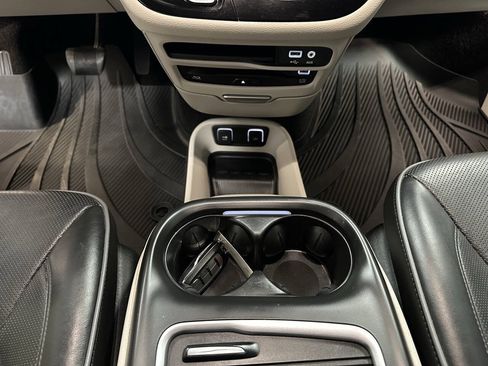 Used 2018 Chrysler Pacifica Limited w/ Tire & Wheel Group FWD image 20