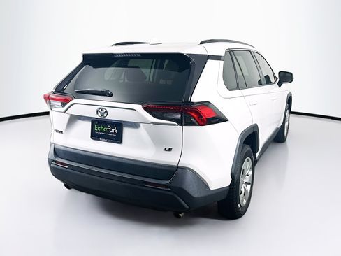 Used 2020 Toyota RAV4 LE FWD image 9