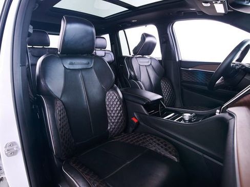 Used 2022 Jeep Grand Cherokee Summit w/ Luxury Tech Group V image 21