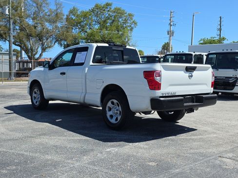 Used 2022 Nissan Titan S image 5