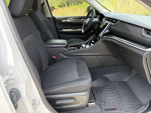 Used 2023 Jeep Grand Cherokee Laredo AWD/4WD image 13