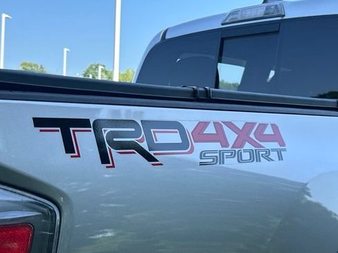 Used 2020 Toyota Tacoma TRD Sport w/ TRD Premium Sport Package AWD/4WD image 19