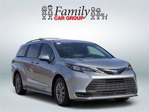 Used 2025 Toyota Sienna LE image 2