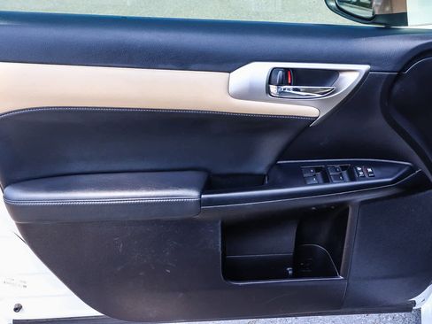 Used 2017 Lexus CT 200h FWD image 28