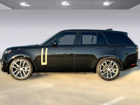 Used 2025 Land Rover Range Rover SE image 2