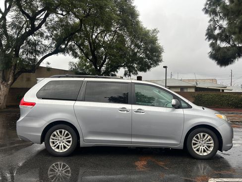 Used 2012 Toyota Sienna XLE image 27
