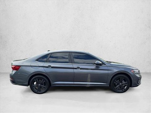 Used 2022 Volkswagen Jetta SE w/ Panoramic Sunroof Package FWD image 4