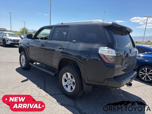 Used 2017 Toyota 4Runner SR5 AWD/4WD image 4
