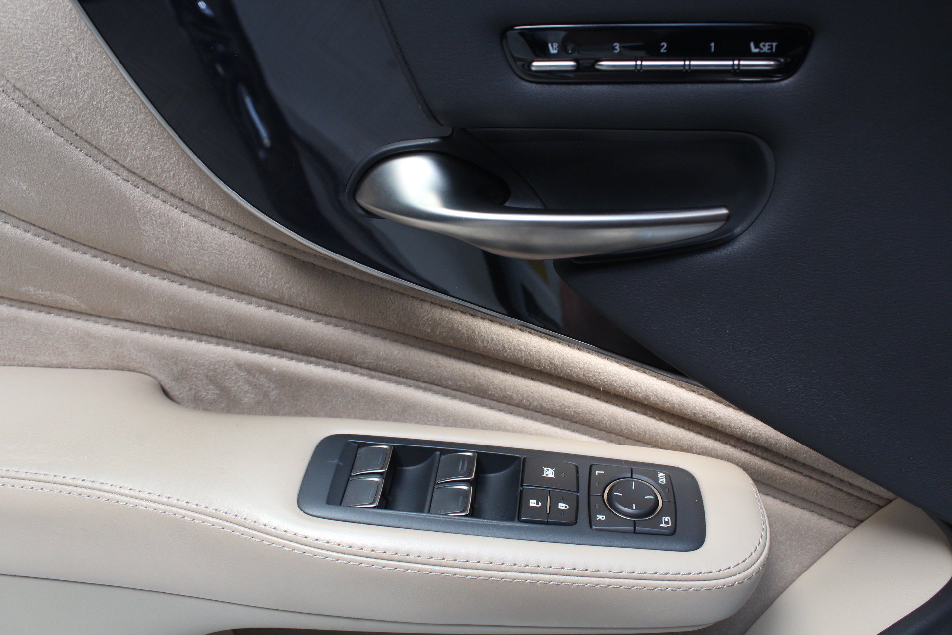 Used 2022 Lexus LS 500 w/ Interior Upgrade Package RWD image 38