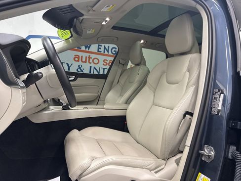 Used 2019 Volvo XC60 T5 Momentum w/ Premium Package AWD/4WD image 7