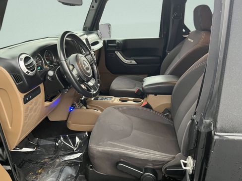 Used 2014 Jeep Wrangler Rubicon w/ Power Convenience Group image 11