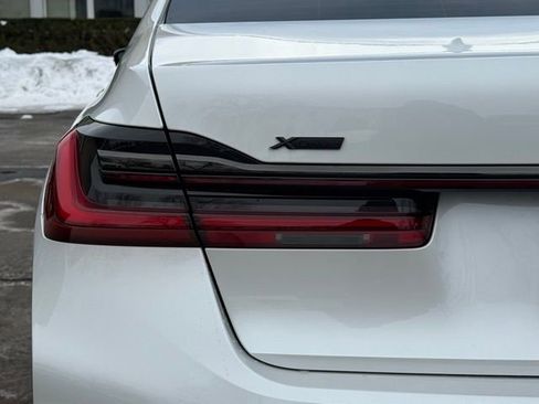 Used 2022 BMW 750i xDrive w/ Autobahn Package image 17