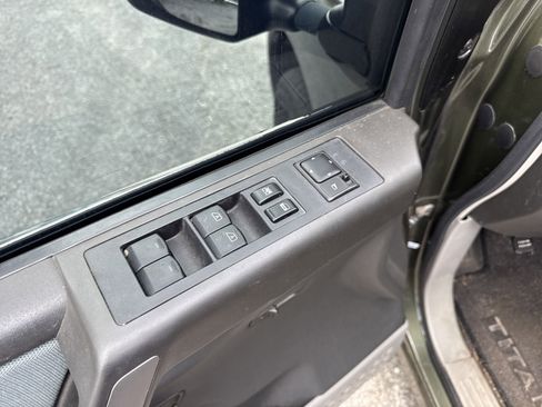 Used 2004 Nissan Titan SE image 28