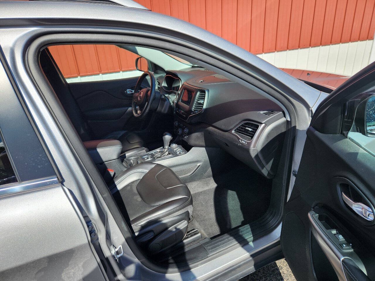 Used 2019 Jeep Cherokee Latitude Plus w/ Cold Weather Group AWD/4WD image 14