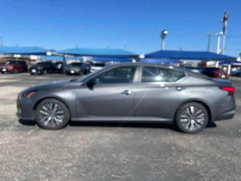 Used 2024 Nissan Altima 2.5 SV image 1