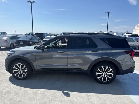 Used 2025 Ford Explorer ST-Line RWD image 2