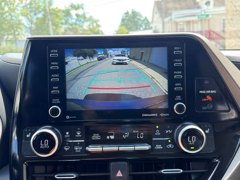 Used 2021 Toyota Highlander XLE AWD/4WD image 34