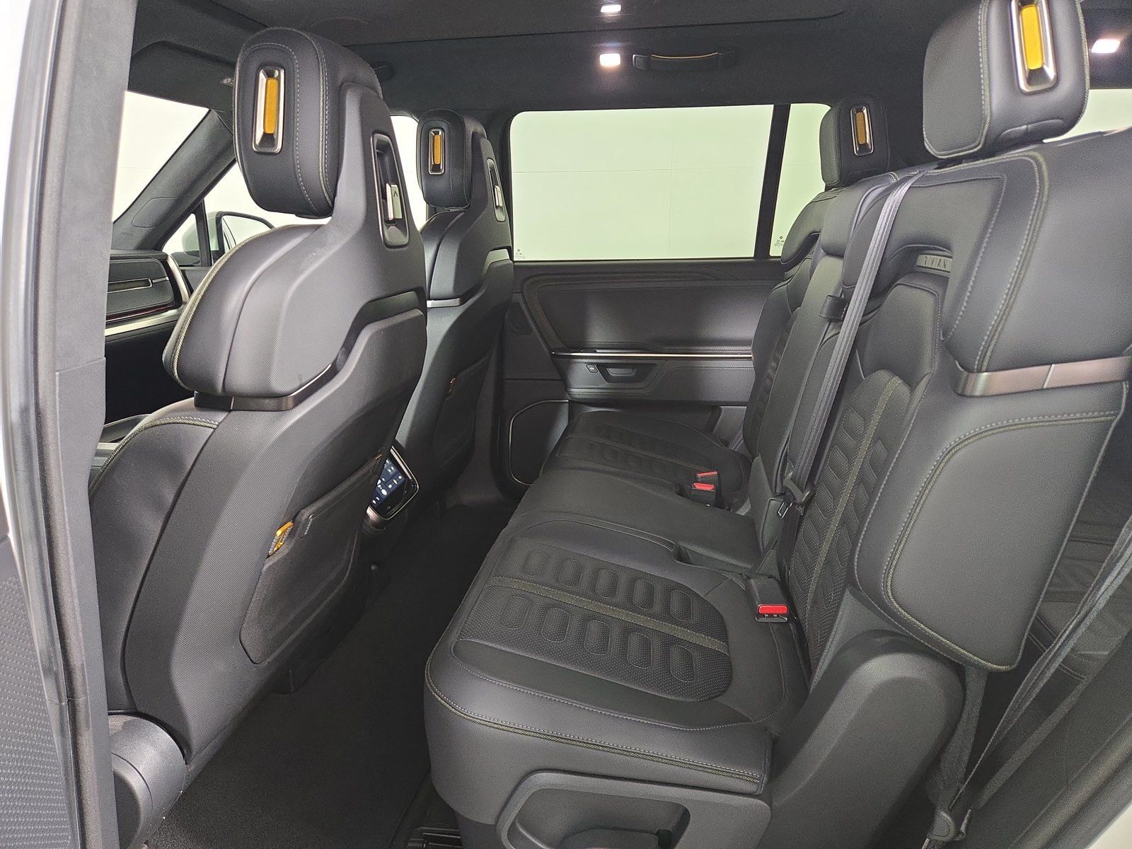 Used 2025 Rivian R1S Adventure Dual AWD/4WD image 21