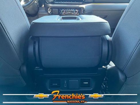 Used 2023 Chevrolet Silverado 1500 LT AWD/4WD image 7