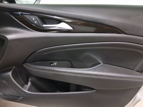 Used 2018 Buick Regal Essence FWD image 18