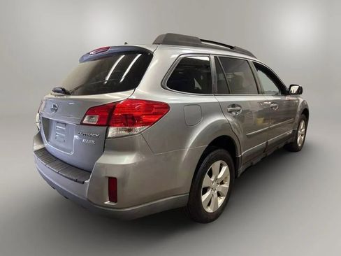 Used 2011 Subaru Outback 2.5i Limited image 4