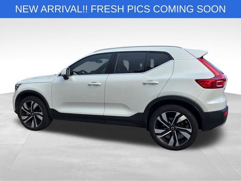 Used 2024 Volvo XC40 B5 Plus w/ Protection Package Premier AWD/4WD image 3