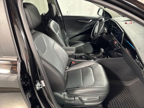 Certified 2023 Kia Niro SX Touring FWD image 28