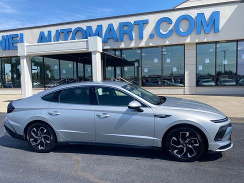 Used 2025 Hyundai Sonata SEL FWD image 2