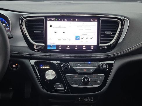 Used 2024 Chrysler Pacifica Touring image 22