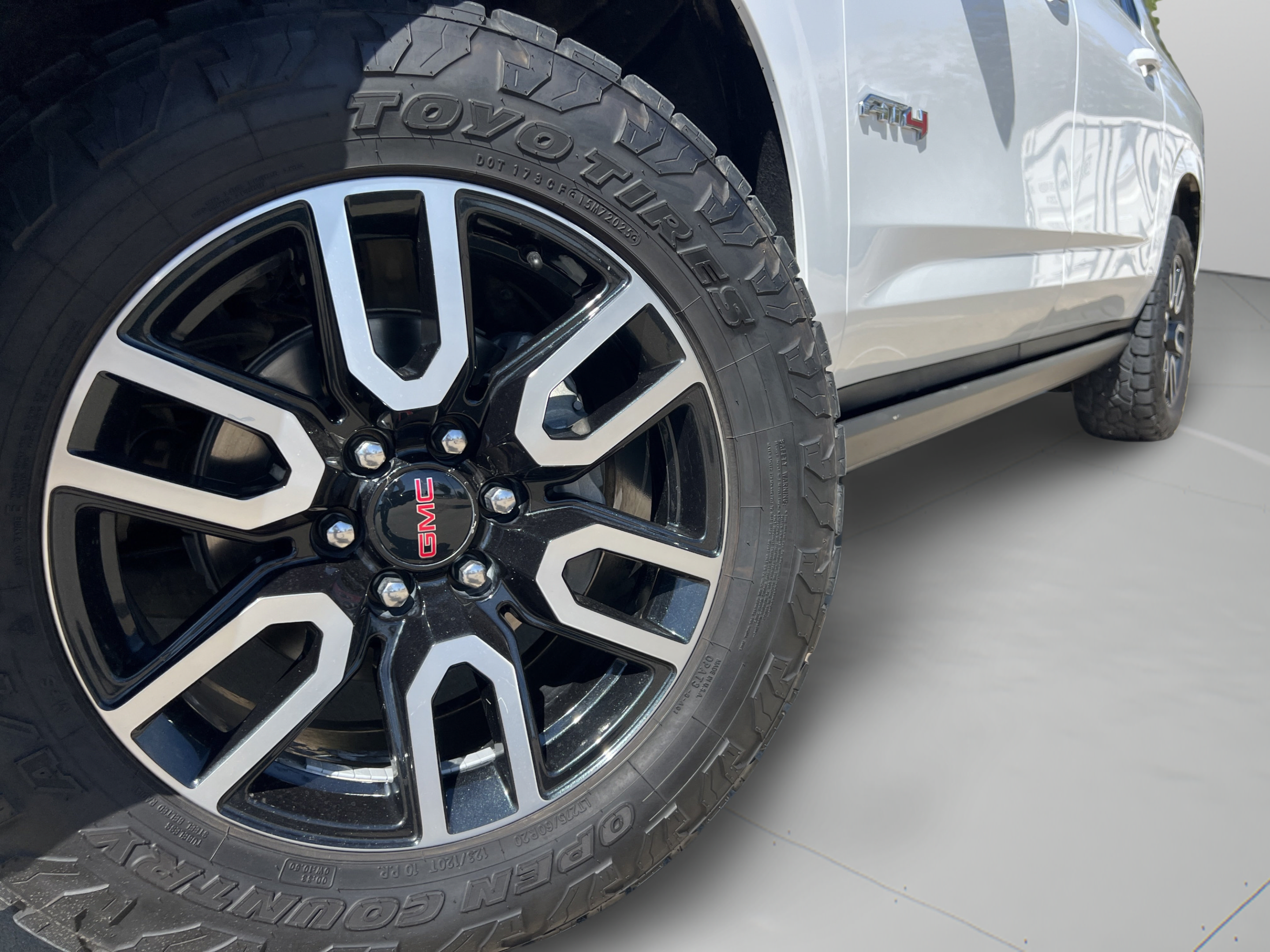 Used 2023 GMC Yukon XL AT4 w/ Technology Package AWD/4WD image 32