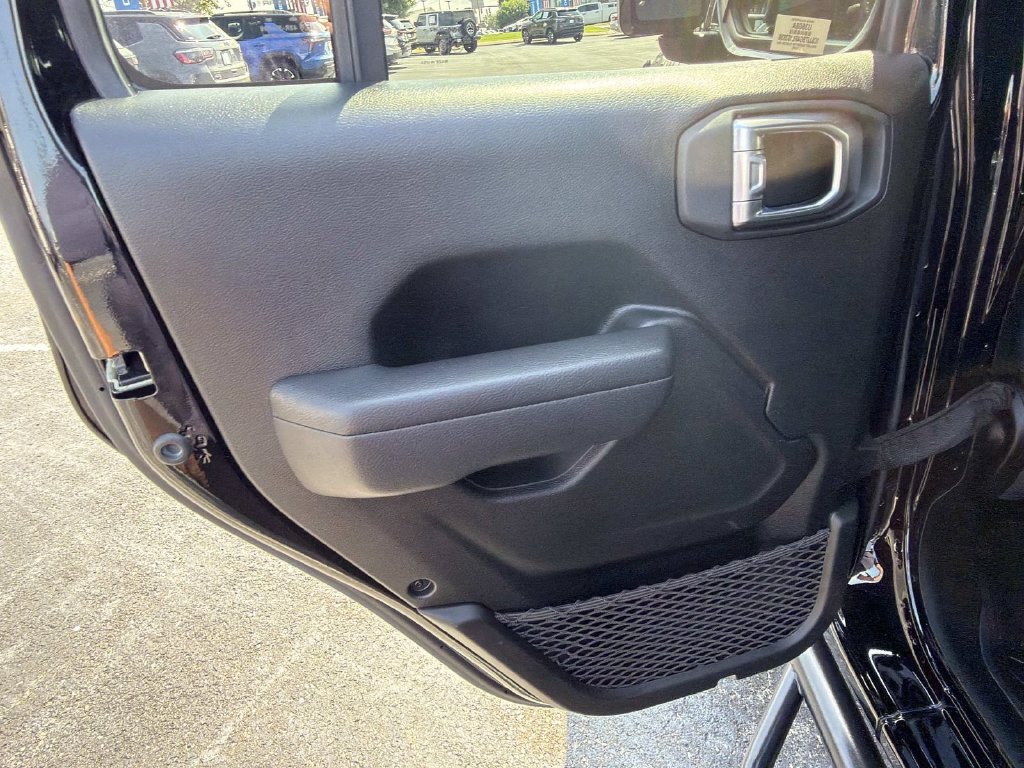 Used 2024 Jeep Gladiator Rubicon w/ Technology Group AWD/4WD image 13