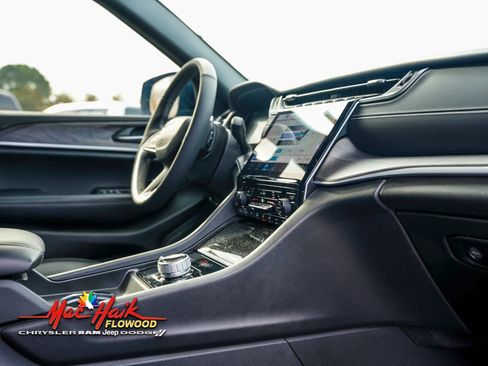 Used 2024 Jeep Grand Cherokee Limited w/ Black Appearance Package image 15