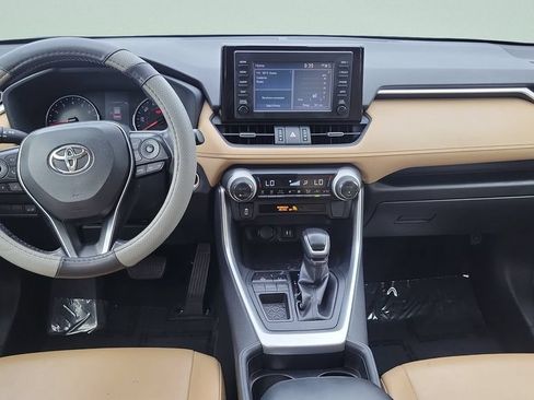 Used 2019 Toyota RAV4 XLE Premium FWD image 11