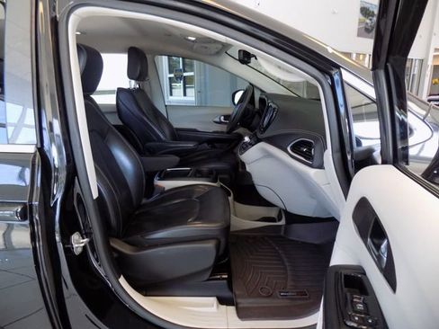 Used 2022 Chrysler Pacifica Touring-L image 24