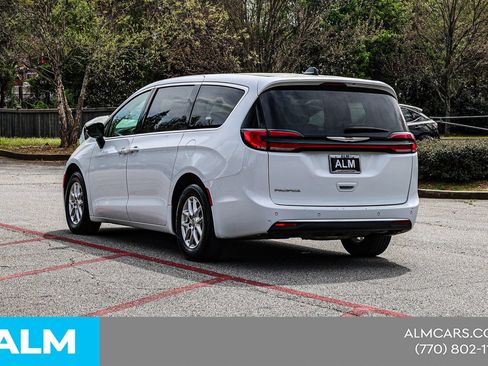 Used 2024 Chrysler Pacifica Touring-L FWD image 8