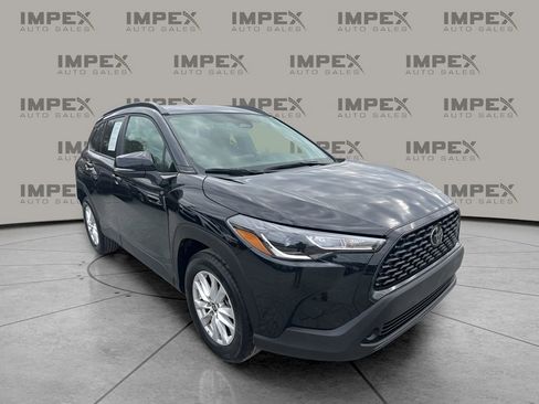 Used 2025 Toyota Corolla Cross LE image 7