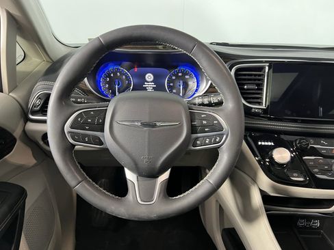 Certified 2024 Chrysler Pacifica Limited image 13