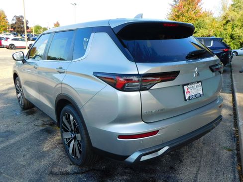 New 2025 Mitsubishi Outlander SE image 3