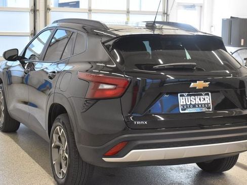 Used 2025 Chevrolet Trax LT FWD image 10