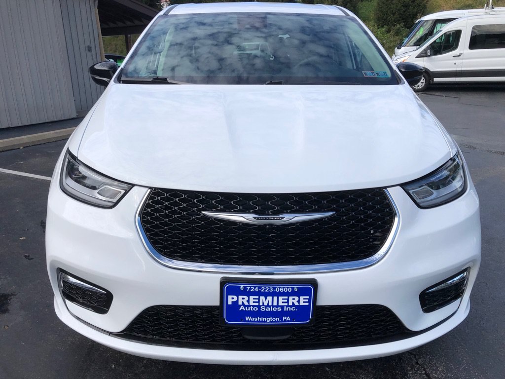 Used 2024 Chrysler Pacifica Touring-L FWD image 9